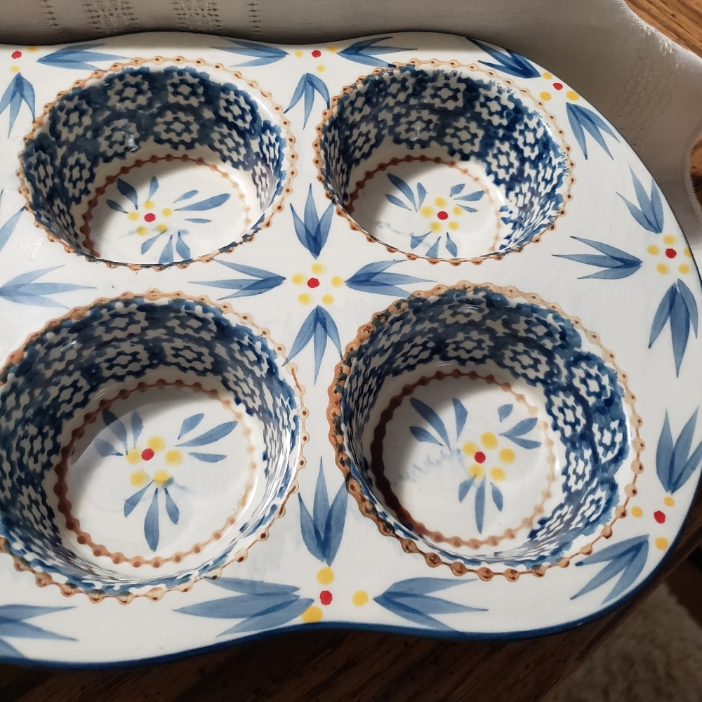 Beautiful NWOT Temptations Floral Blue Cupcake Pan and Wire Rack - Picture 8 of 9